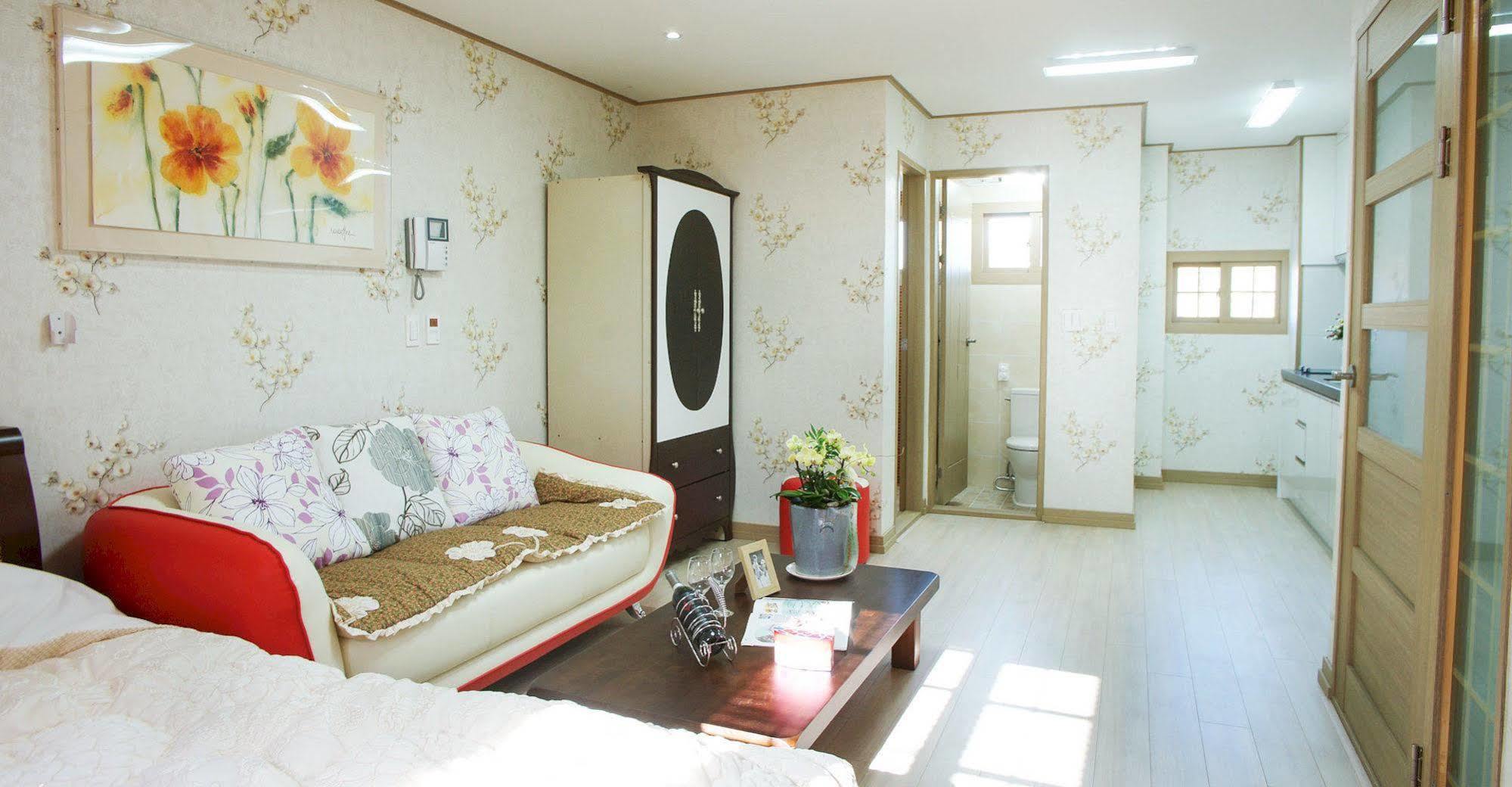 Lapaloma Pension เมืองเชจู ภายนอก รูปภาพ