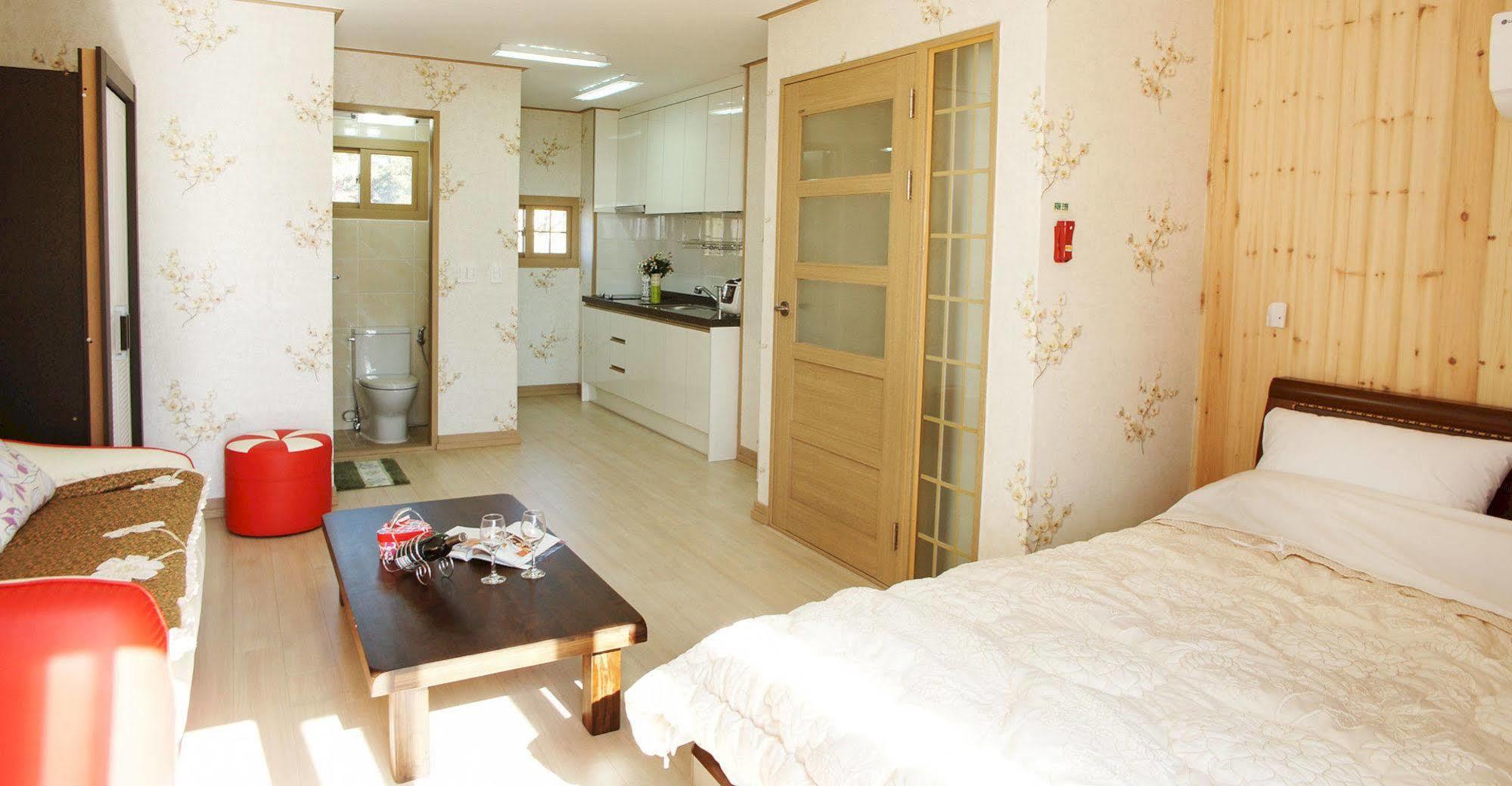 Lapaloma Pension เมืองเชจู ภายนอก รูปภาพ