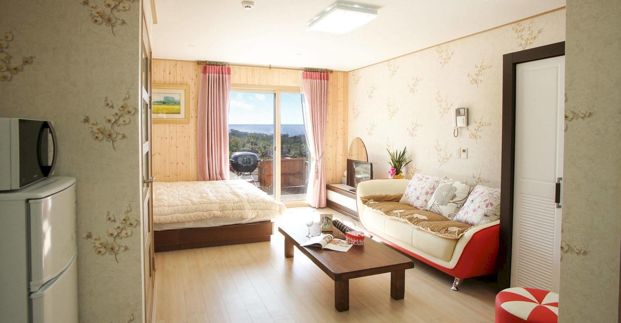 Lapaloma Pension เมืองเชจู ภายนอก รูปภาพ