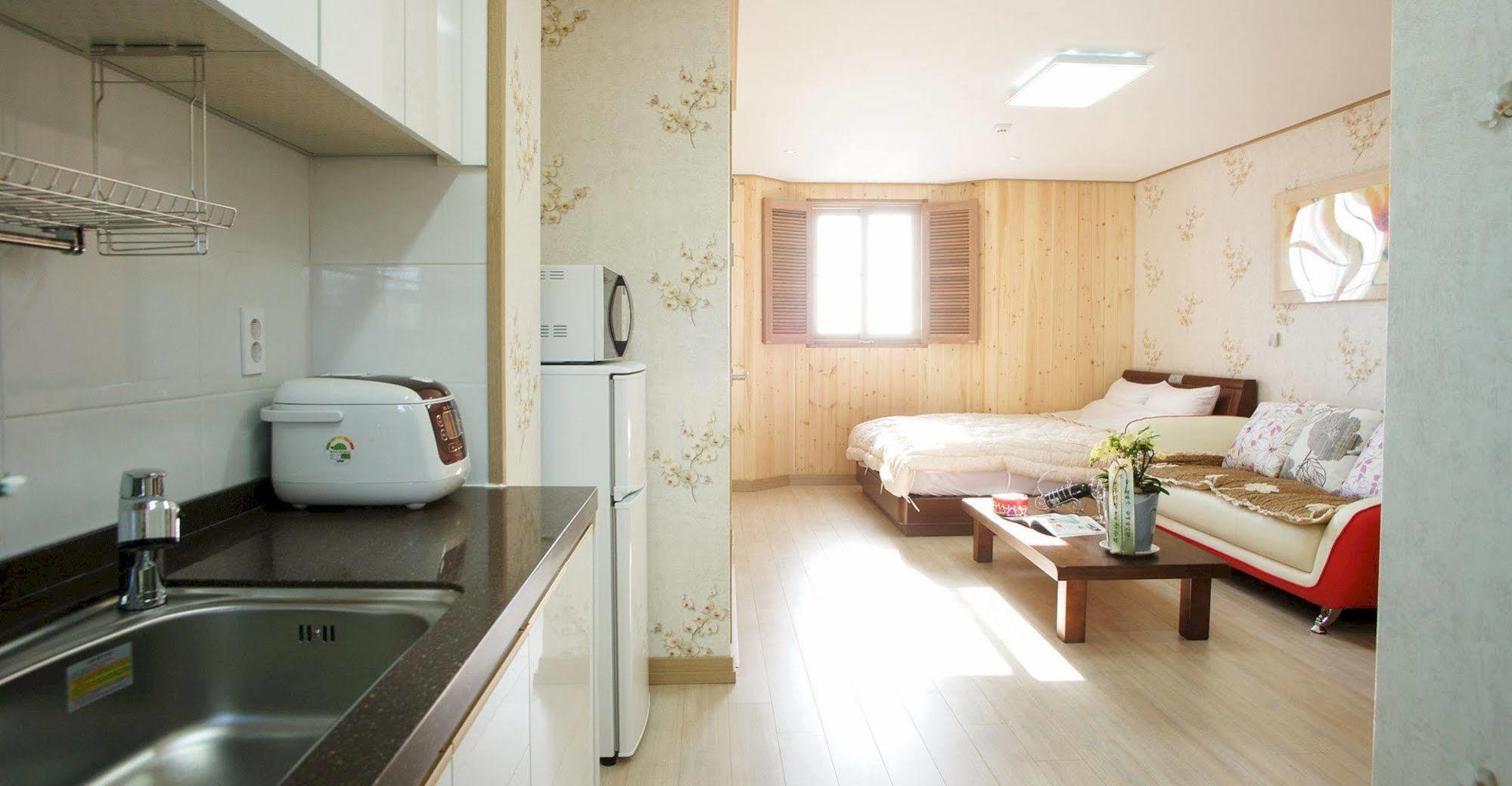 Lapaloma Pension เมืองเชจู ภายนอก รูปภาพ